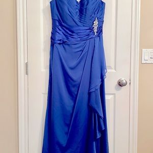 Gorgeous formal gown worn by the Mother of the Bride!